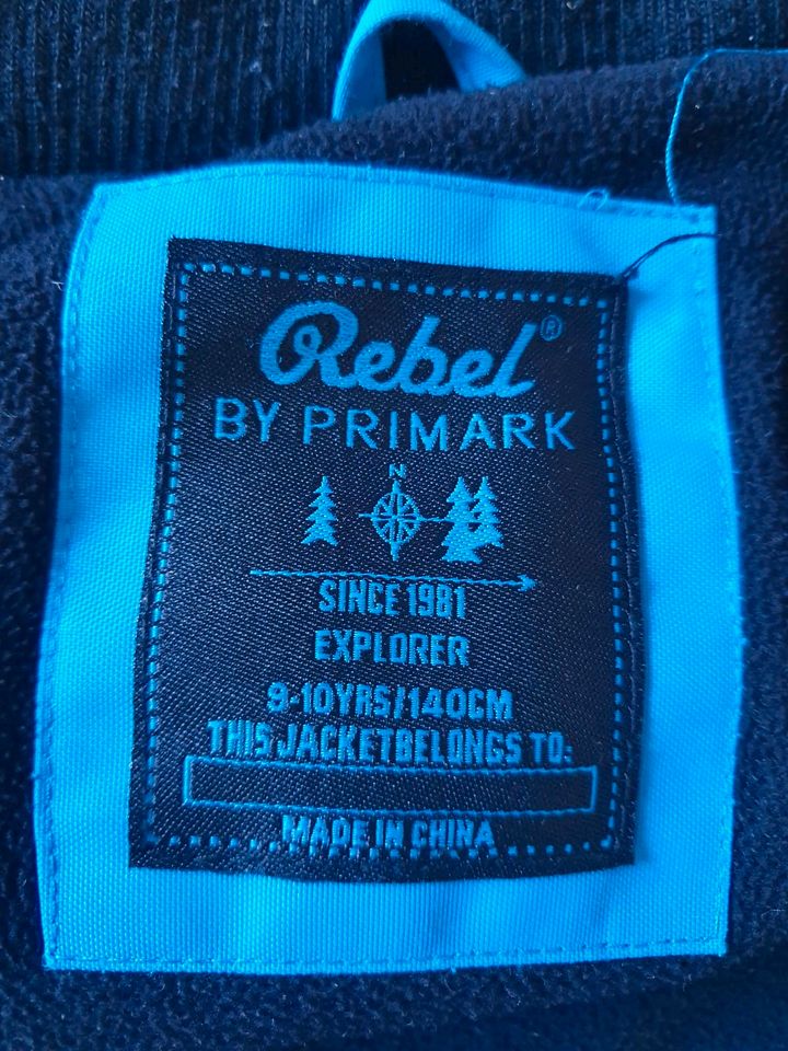 Winterjacke blau 140 Primark gebraucht, viele Taschen in Bielefeld