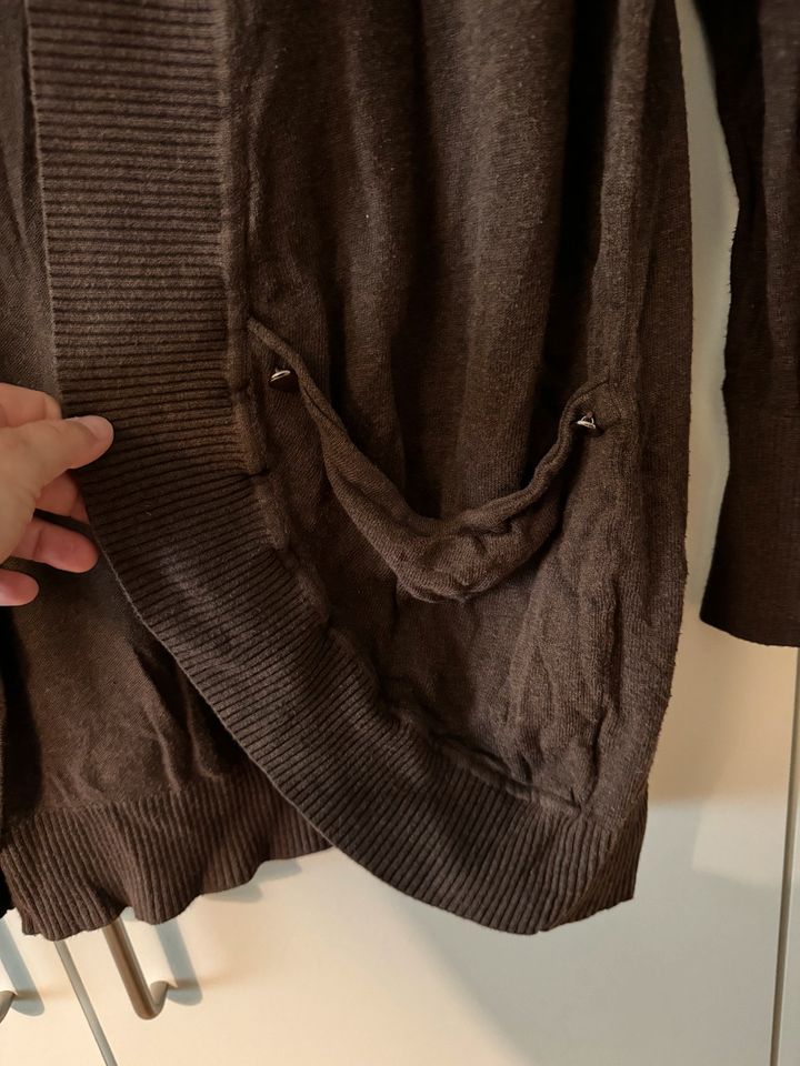 Braune kurze Strickjacke von Primark (Größe 46) in Düsseldorf