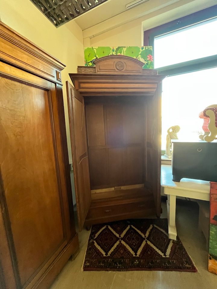 Antik Kleiderschrank Vintage Gründerzeit 19 Jahrhundert  Schlafzimmerschrank 120x250x46 in Düsseldorf