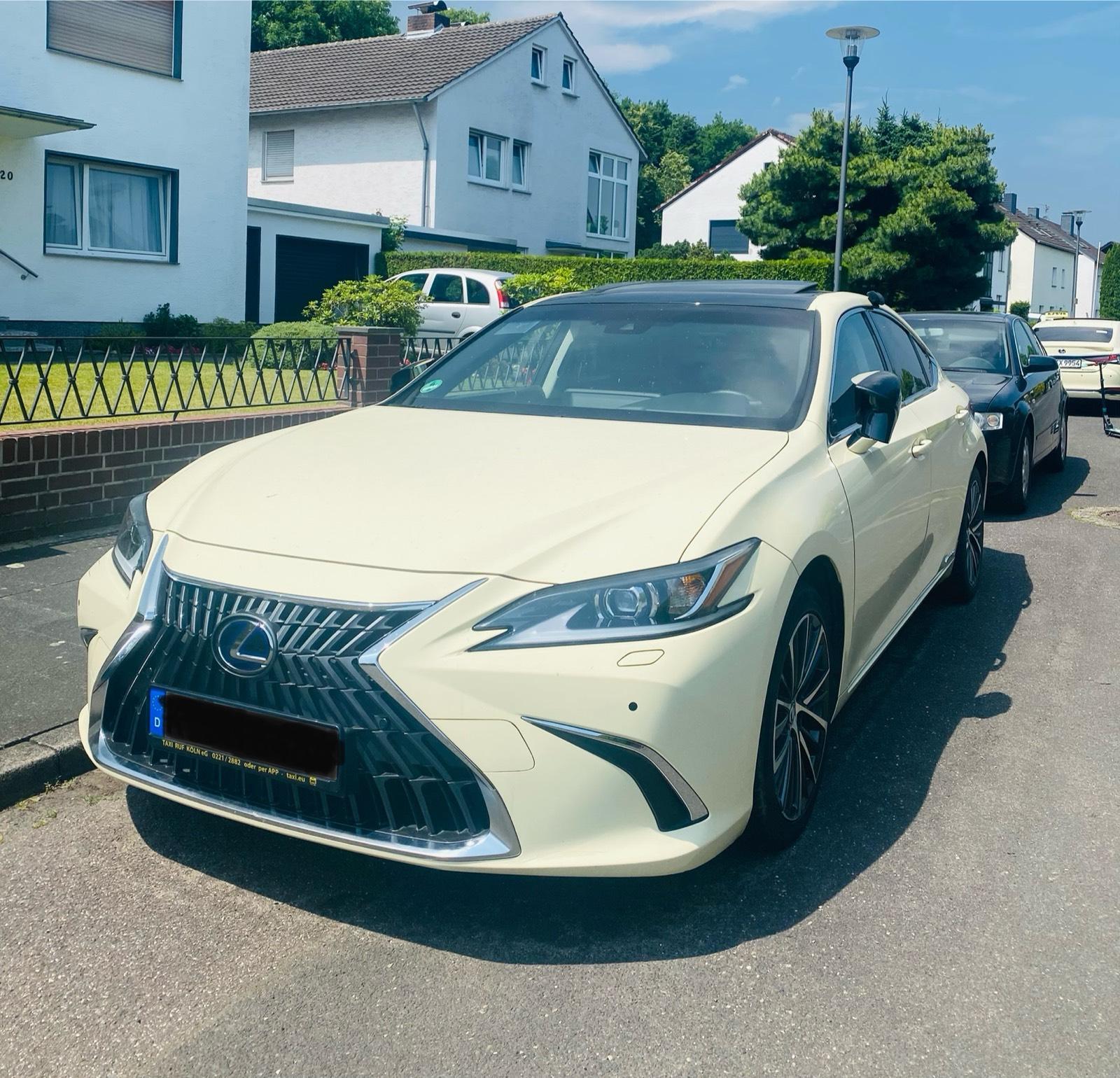 Abbildung des Autos Taxi Lexus ES300H