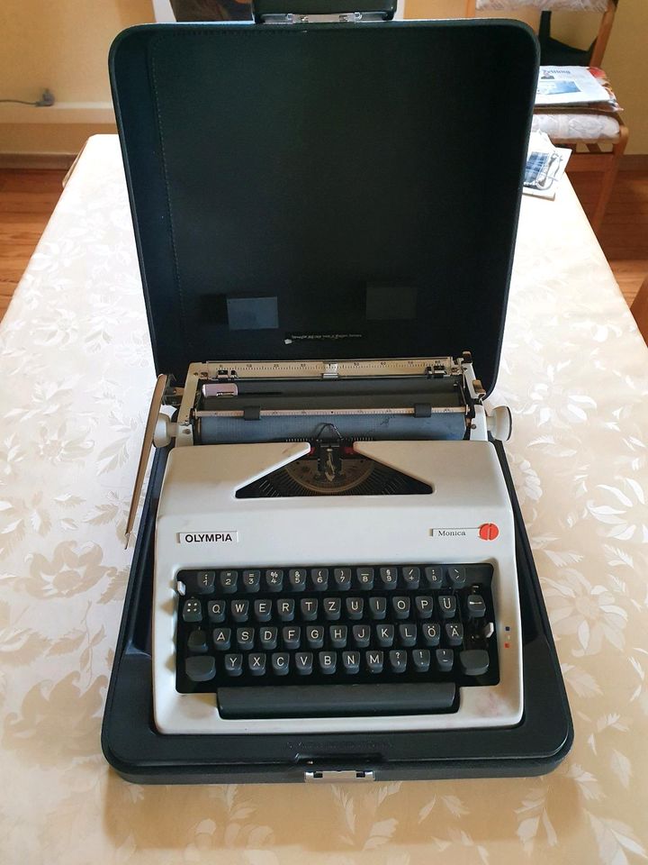 Schreibmaschine Olympia Monica in Schmelz