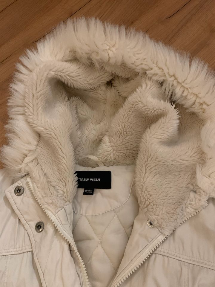 Jacke Mantel 36 oder S weiß/ beige mit Fellkapuze in Leutersdorf