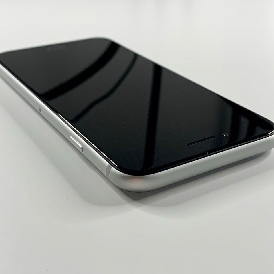 Apple iPhone SE 2020 128GB Silber Top Zustand 100% Akku in Bamberg