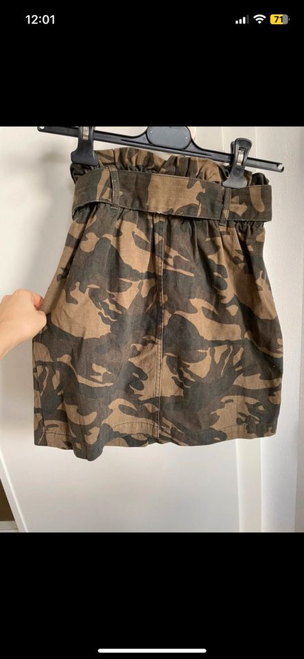 Stradivarius Camouflage Rock neu xs in Vechta