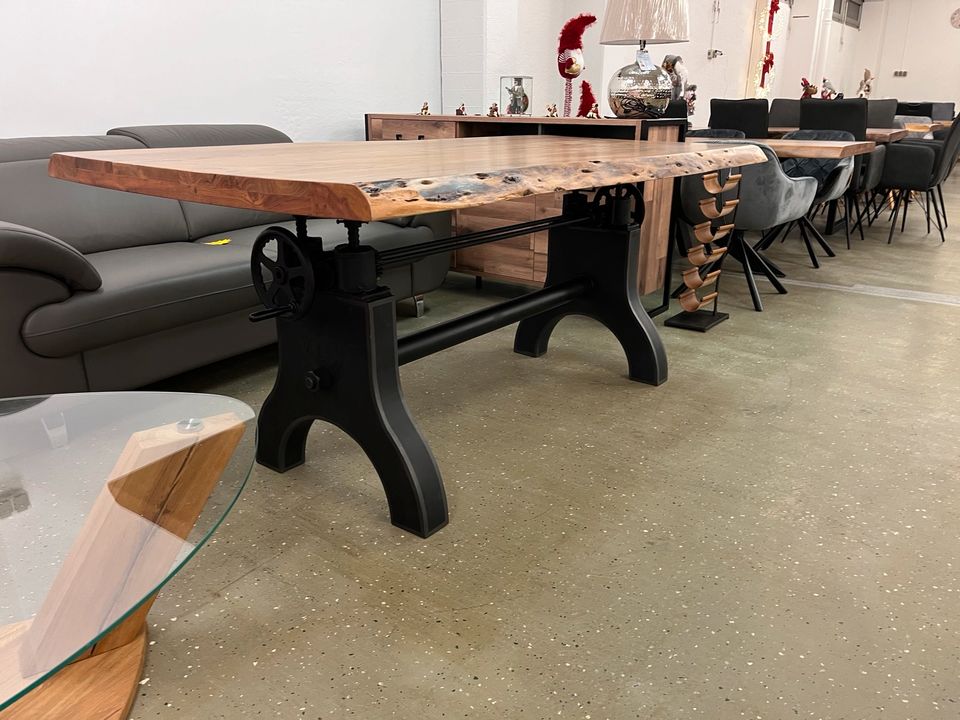 Sonderangebote - Massiv Holztisch,Baumkante Tisch,Akazie in Marburg