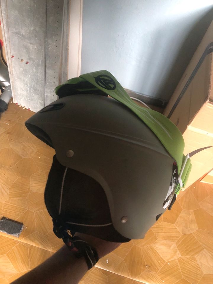 Snowboard-Helm mit Brille in Annaberg-Buchholz