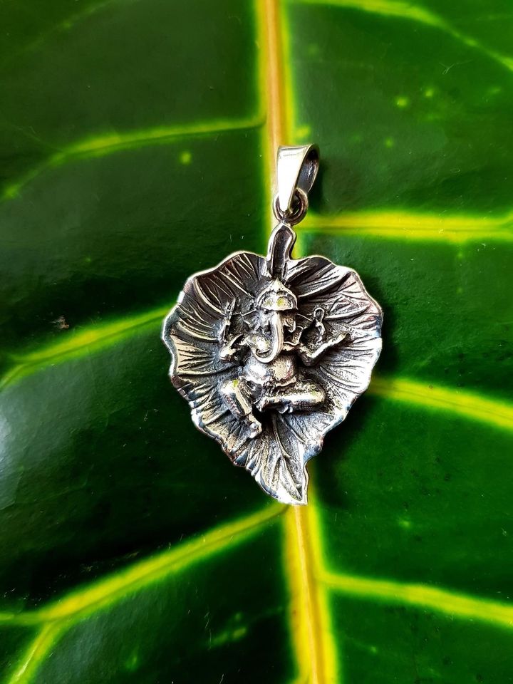 Ganesha auf Lotusblatt Anhänger Silber, spirituelle Kette in Weil im Schönbuch