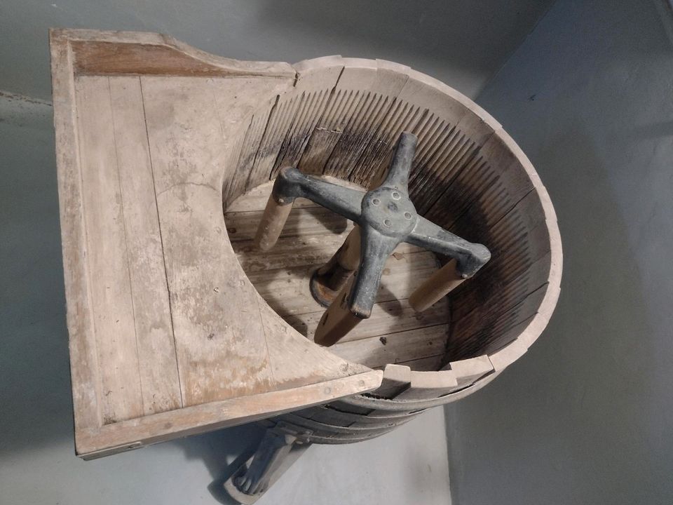 Historische Holzbottich-Waschmaschine Miele in Flammersfeld