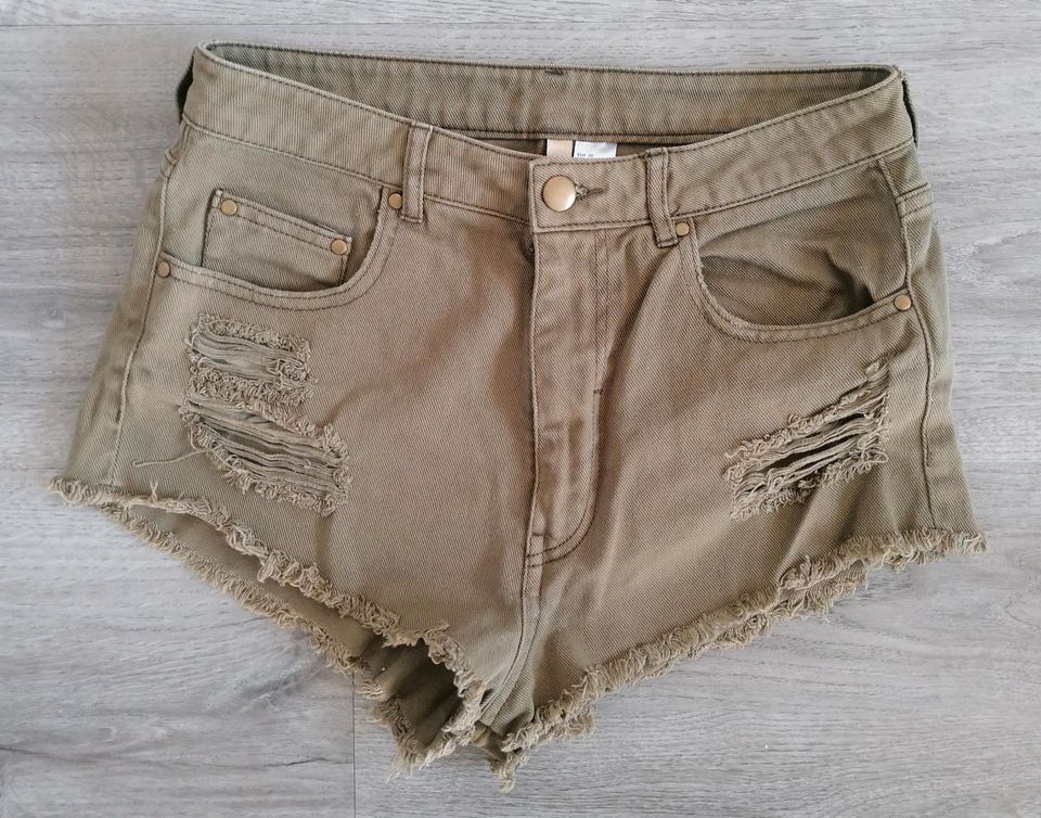 Neu! H&M Devided Jeans Shorts in Osnabrück