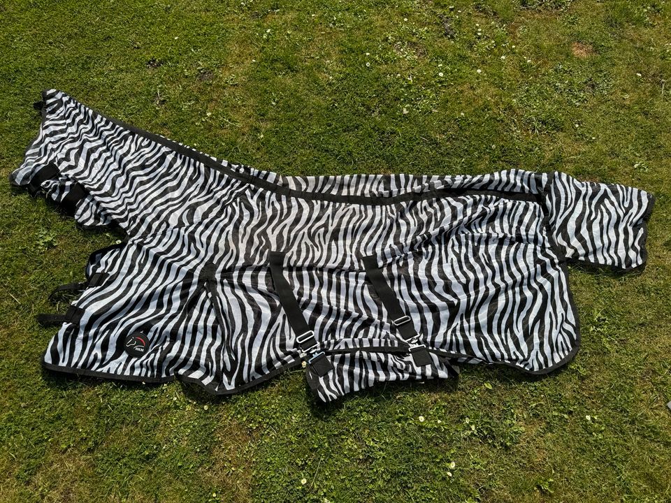Fliegendecke 125cm Zebra Look mit integriertem Halsteil in Viersen