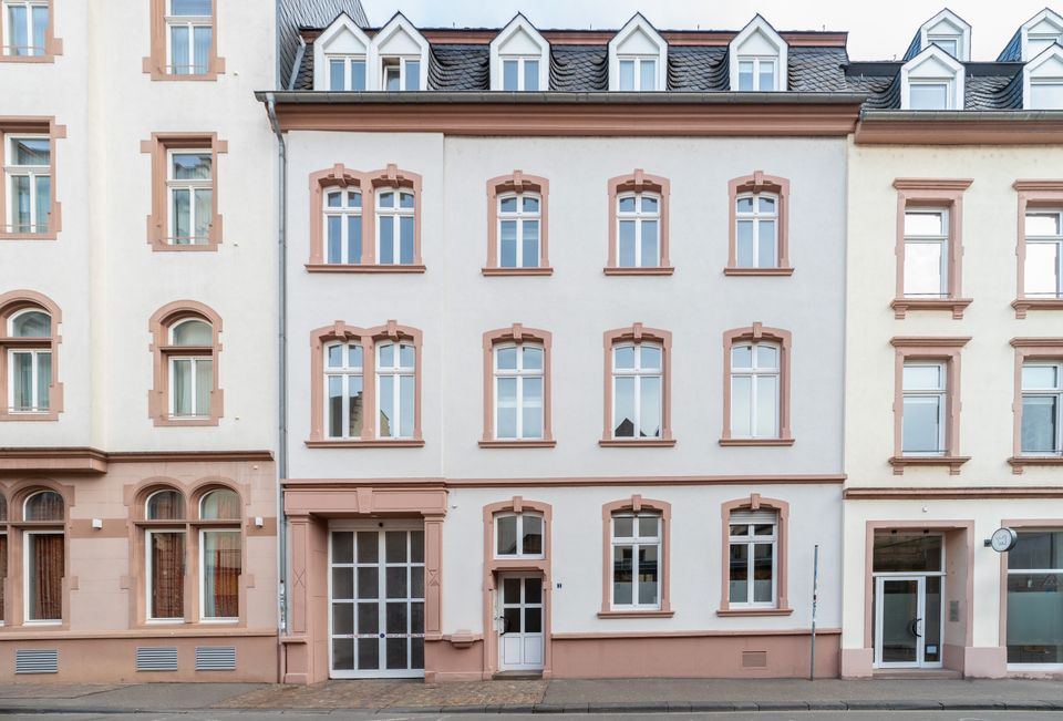 Rindertanzstraße: Großzügige Mietwohnung mit Einbauküche und Ofen in Trier