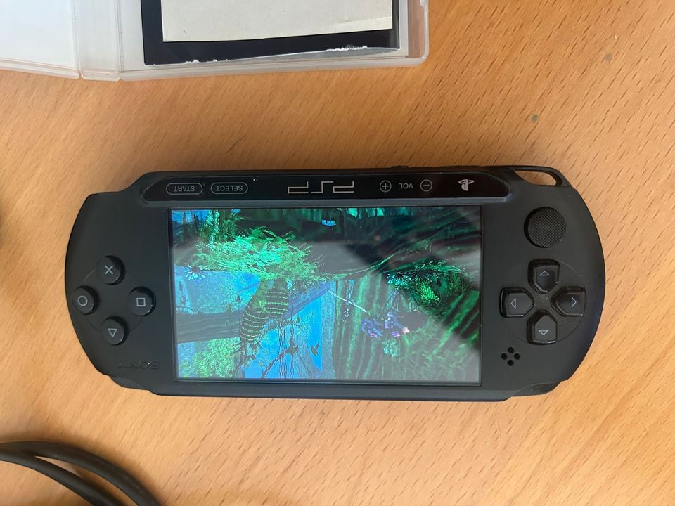 Psp mit Ladekabel und Spiel in Böbingen an der Rems