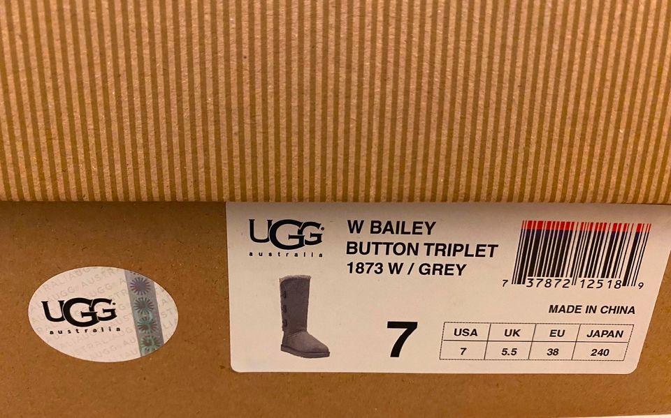 TOP Damen UGG Boots - BAILEY BUTTON TRIPLET / Grey / GR. 38 in Recklinghausen