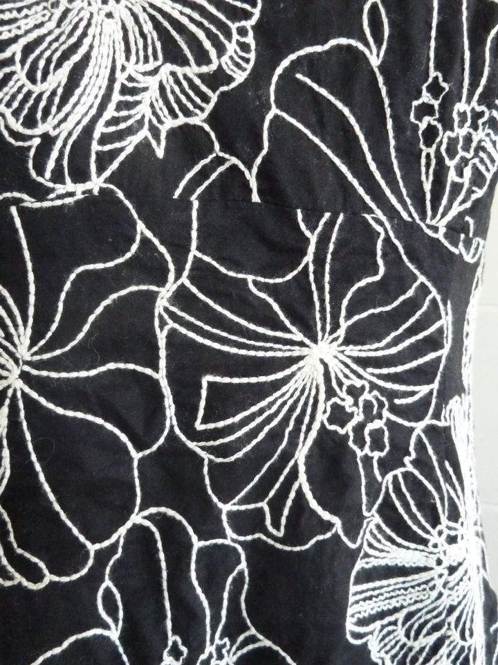 Debut Kleid Sommerkleid schwarz mit Stickereien Blumen Gr. 14  42 in Regensburg