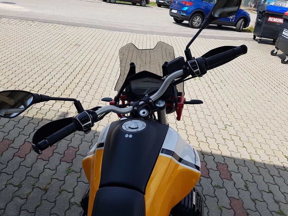 Moto Guzzi V85 tt - GIALLO MOJAVE in Übersee