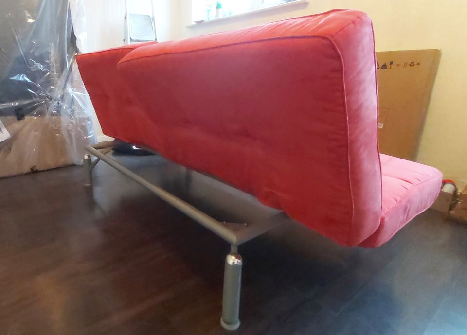 Velours-Schlafcouch in rot in Frankfurt am Main