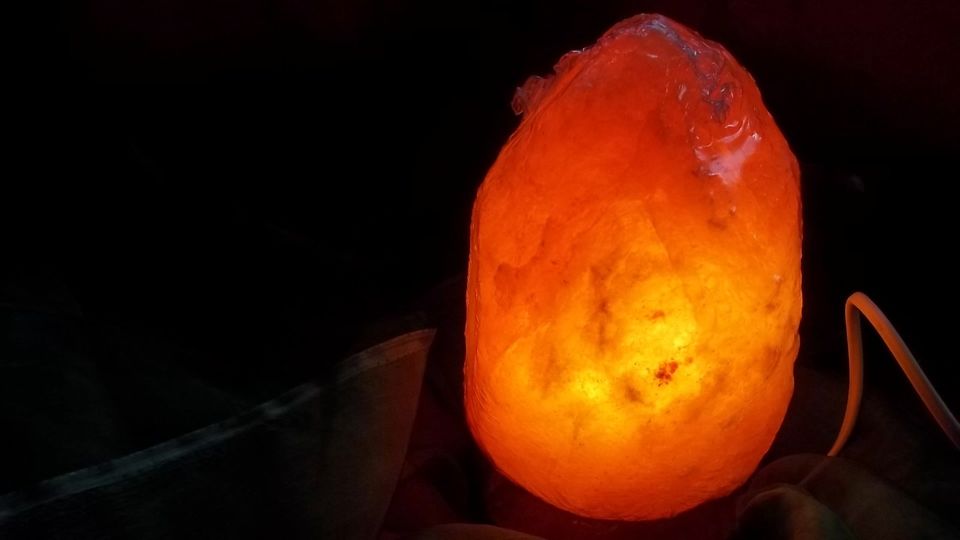 Salzkristall-Lampe - Onyxsockel schwarz - positive Energie in Wehringen