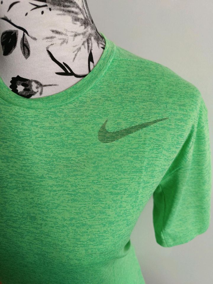 Nike Dri-fit gr M Top Zustand in Rodgau