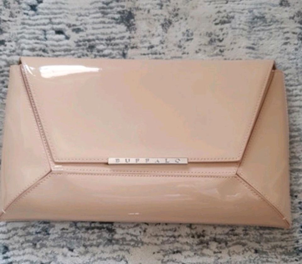 Neu nudefarbene Clutch  mit Kette Buffalo in Groß Kreutz