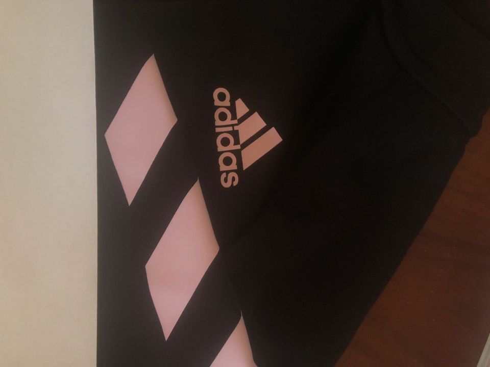 Adidas Jacke Gr. 128 Schwarz mit rosa abgesetzt top in Berlin