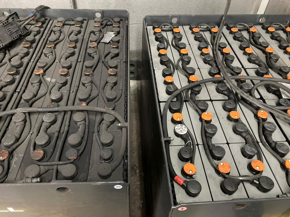 Batterie Prüfung Wartung Reparatur Stapler Ameise Gabelstapler in Stockach