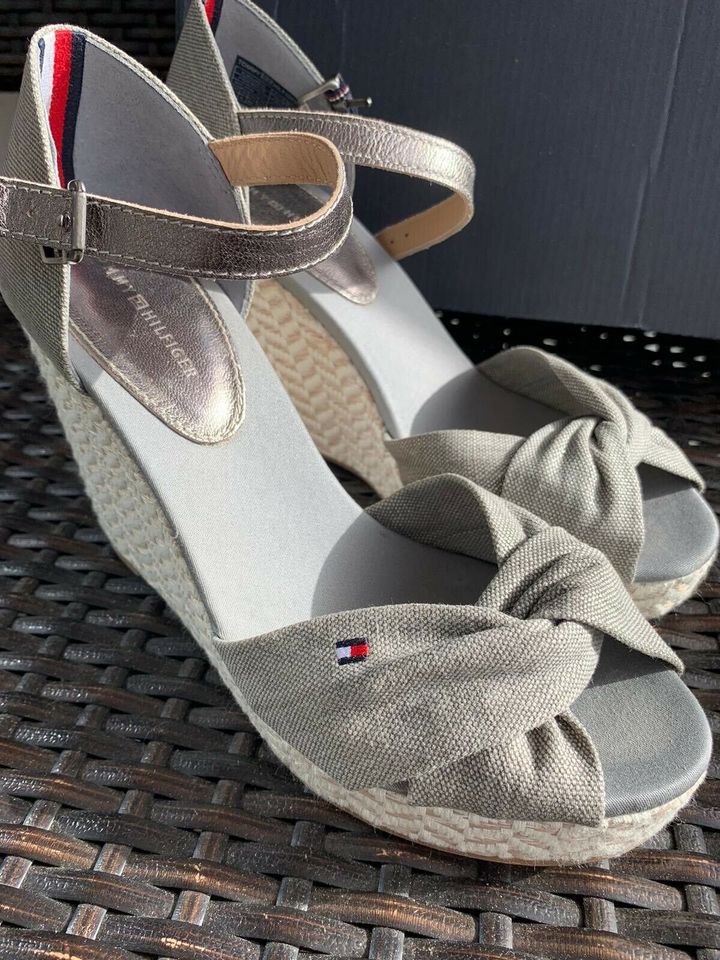 Tommy Hilfiger Elena Sandalen Gr. 37 grau schimmernd wie NEU in Elzach