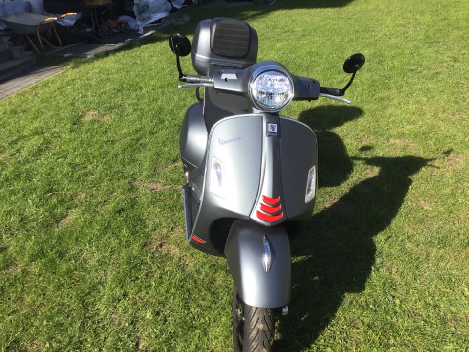 NEUW 125 VESPA GTS SUPER SPORT GARANTIE TOPCASE AKRAPOVIC RIZOMA in Wiesbaden