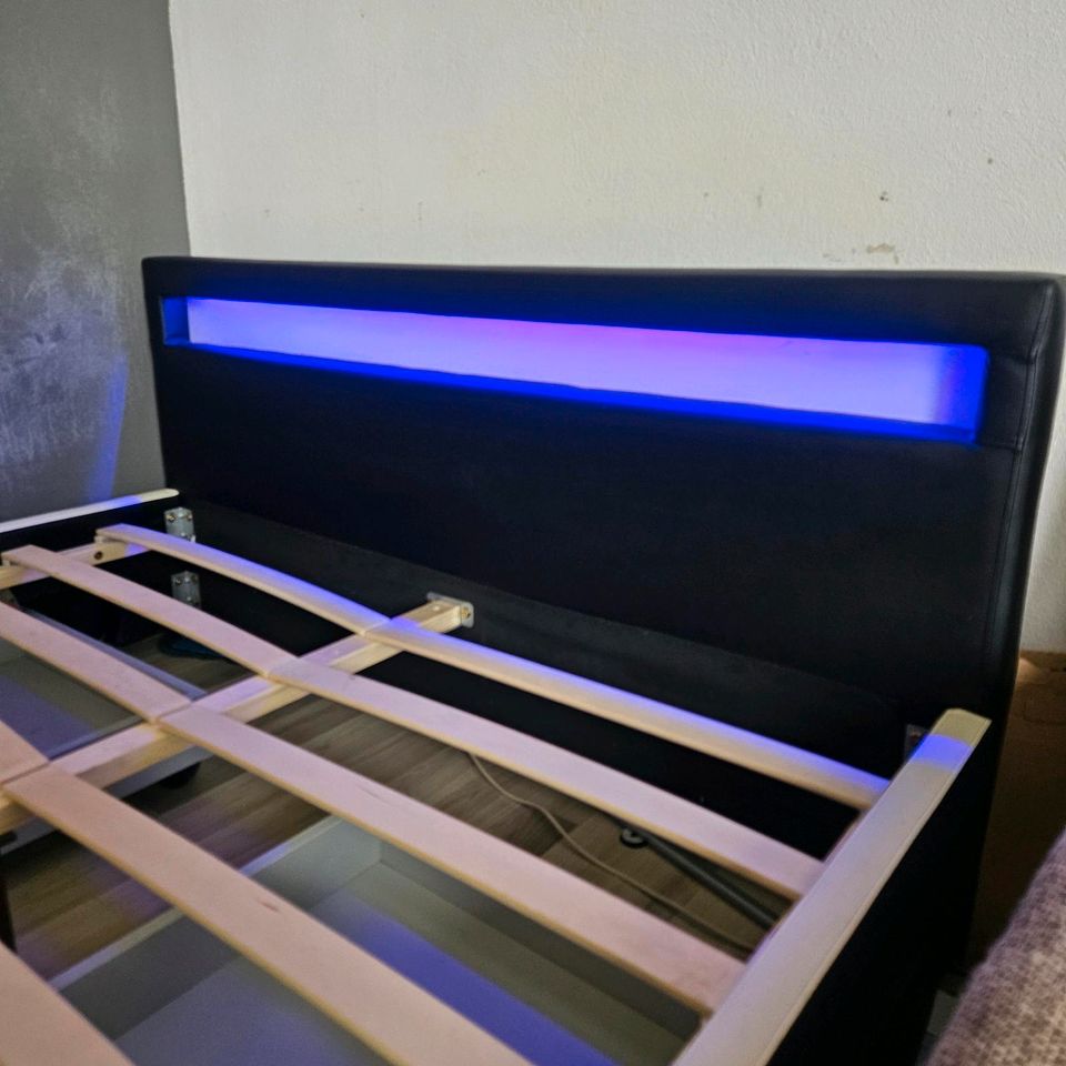 Bett 1.40x 2 Meter mit LED Beleuchtung und Bettkästen in Beeskow
