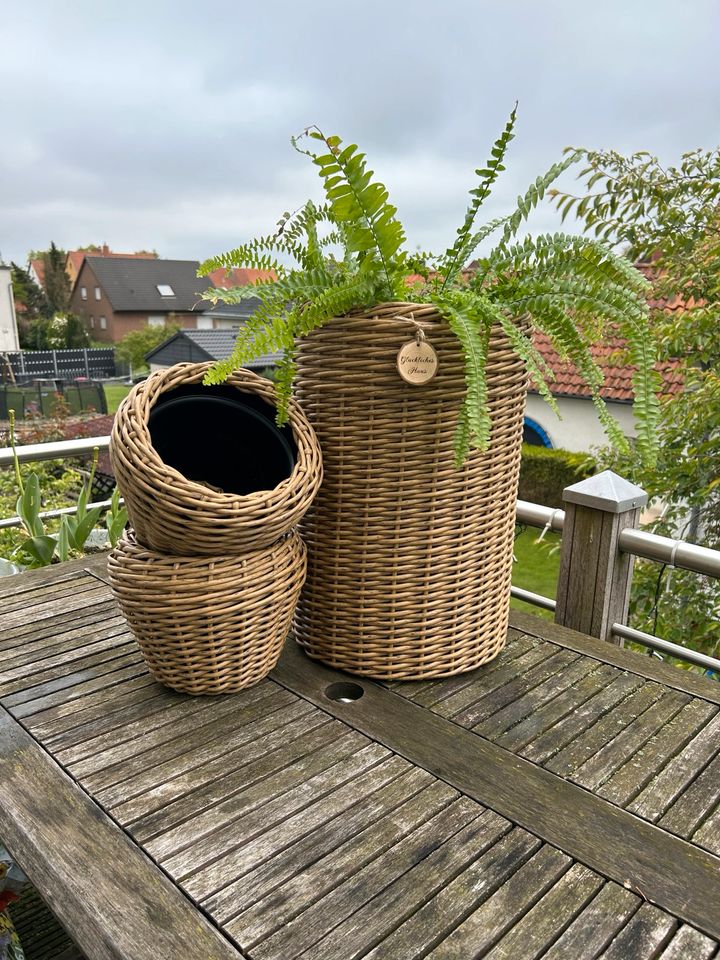 Handgefertigte Blumentöpfe aus künstlichem Rattan. Wetterfest in Langenhagen