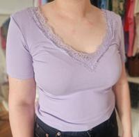 Shirt flieder mit Spitze, Größe M, Amisu Sachsen - Freital Vorschau
