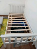 Kinderbett / Jugendbett / Holzbett aus Bettgestell mit Lattenrost Bayern - Kitzingen Vorschau