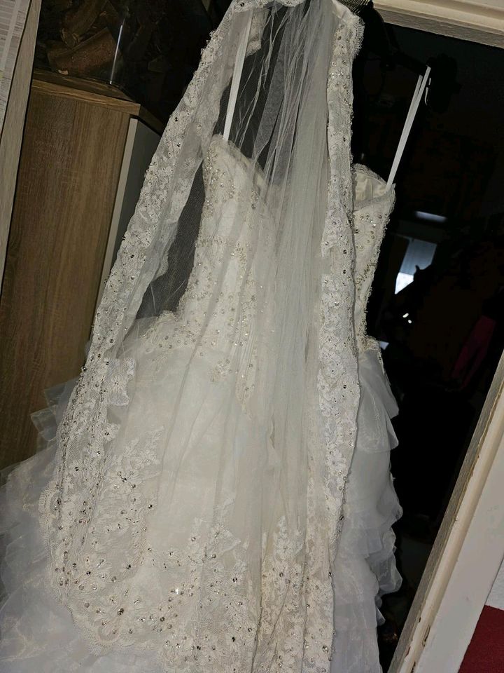 NEU Brautkleid / Hochzeitskleid inkl. Zubehör in Halle