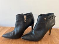 Tommy Hilfiger High Heel Stiefelette schwarz Größe 39 Hessen - Bad Soden am Taunus Vorschau