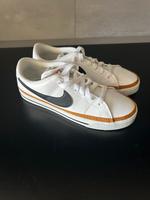 Nike Turnschuhe Größe 40,5 Nordrhein-Westfalen - Schwerte Vorschau