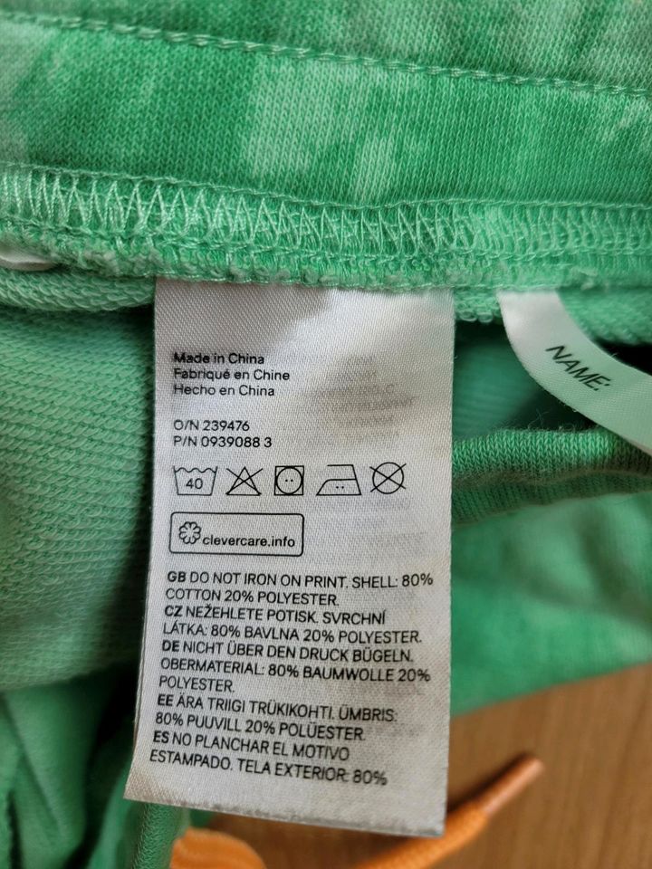 Shorts Gr. 152 H&M Yigga Sweatshorts grün blau Baumwolle in Börnsen