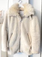 Flauschige, cremeweiße Zara oversized Jacke mit Golddetails Bremen - Schwachhausen Vorschau