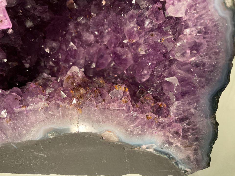 Wunderschöne Amethyst-Druse mit Goethit, polierter Rand in Essen