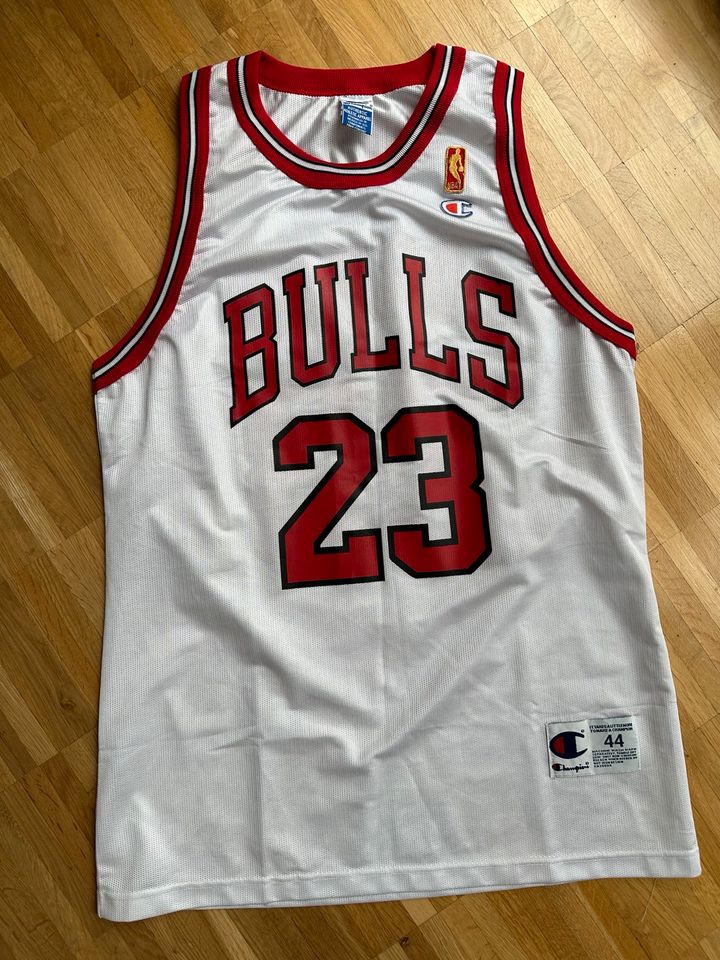 Original Trikot Bulls Jordan 23 Rot Weiß Gr. 44 /M in Frankfurt am Main