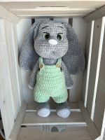 Kuschelhase grün mit Hose amigurumi gehäkelt Handmade neu Nordrhein-Westfalen - Preußisch Oldendorf Vorschau