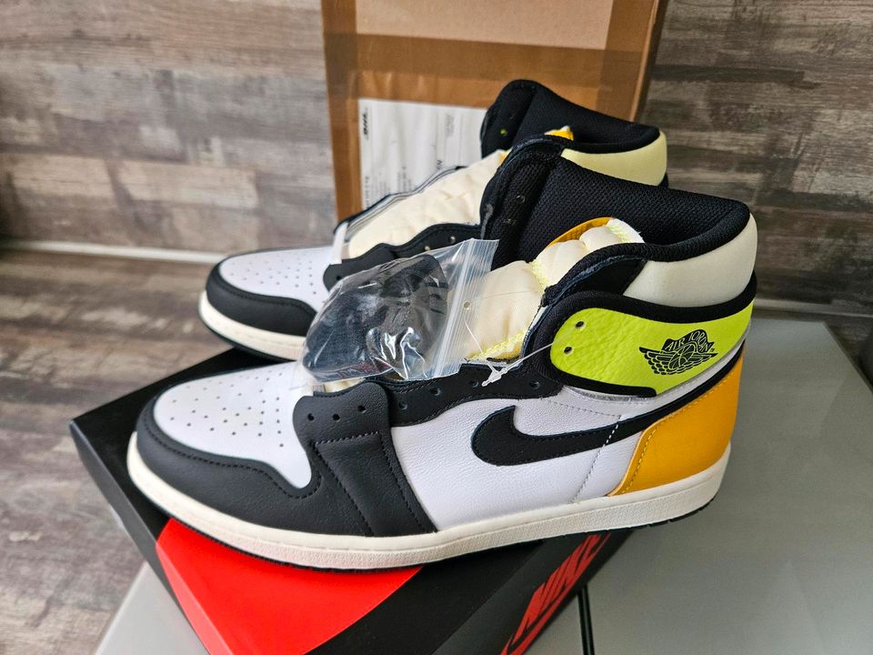Nike Air Jordan 1 Retro High OG Volt Gold  555088-118 EU 45,5 in Lohmar