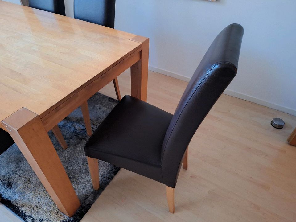 Tisch mit Stühlen in Ebstorf