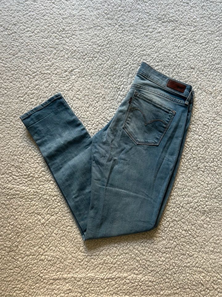 Levi’s Vintage Jeans Demi Curve W28 L32 hellblau Levi Strauss in Augsburg