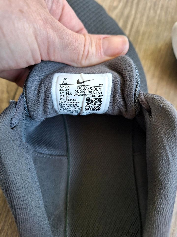 Schuhe Nike Gr. 42 grau wenig getragen in Lößnitz