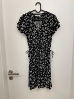 Kleid kurzarm schwarz weiß floral Mango S Bayern - Vaterstetten Vorschau