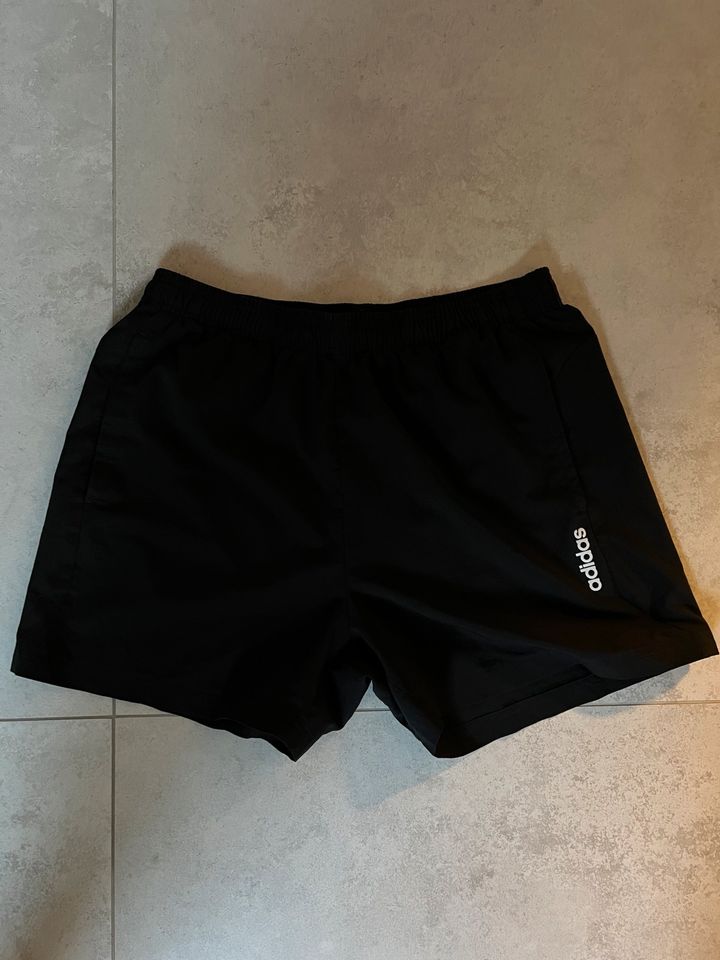 Adidas Shorts schwarz L in Worms