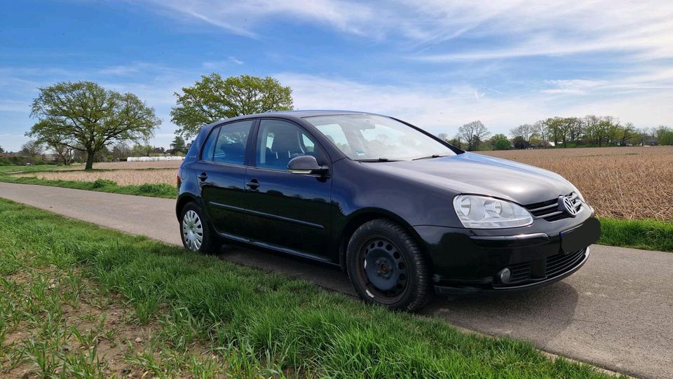 VW GOLF V TOUR TDI 1,9l in Moers