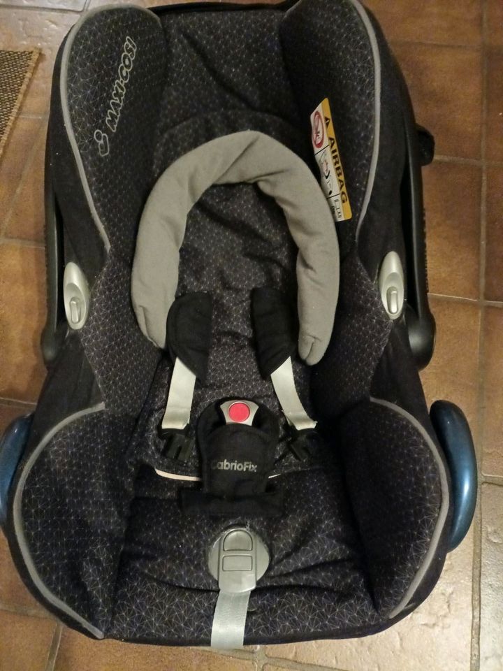 Maxi cosi Babyschale mit Isofix Station +Regenschutz in Hilzingen