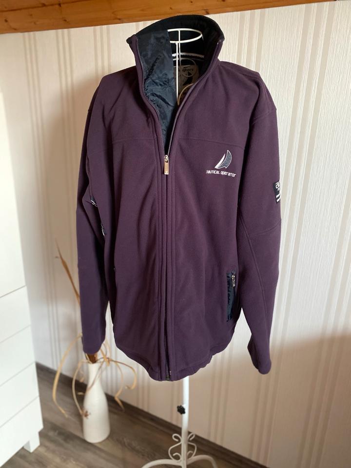 Warme Fleecjacke sehr aufwändig gearbeitet mit vielen Details in Nettersheim