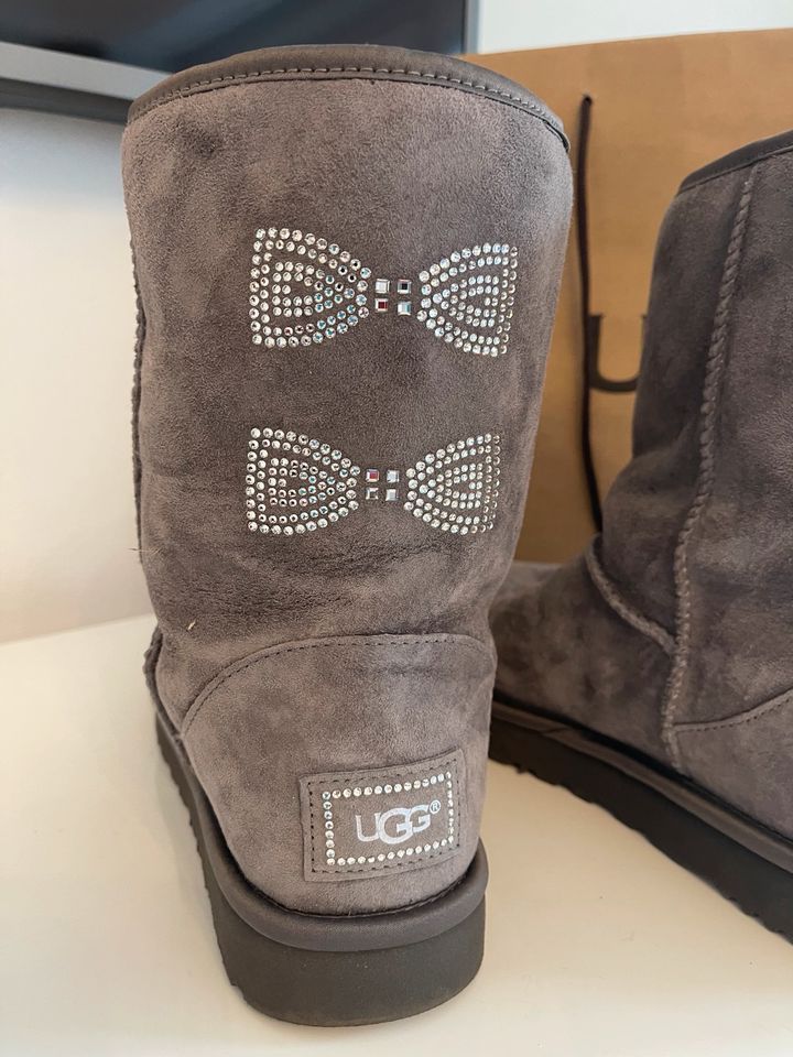 UGG Boots Swarovski Edition Gr.40 grau Lammfell neuwertig in Saarbrücken