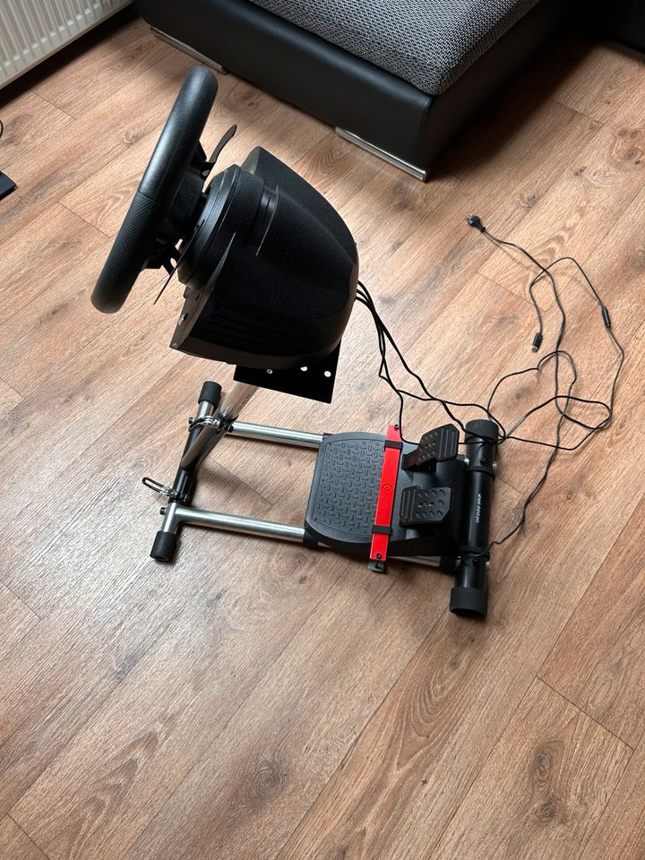 Thrustmasters Wheel Stand Pro in Niedersohren